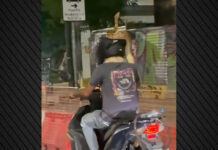 Οδηγός μηχανής κυκλοφορεί με τεράστιο φίδι τυλιγμένο στον λαιμό του