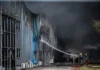 Η φωτιά στο Καλοχώρι επεκτάθηκε σε διπλανό εργοστάσιο – Μάχη των πυροσβεστών με τις φλόγες