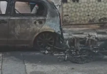 Αυτοκίνητο κάηκε ολοσχερώς από φωτιά που ξέσπασε σε ηλεκτρικό σκούτερ