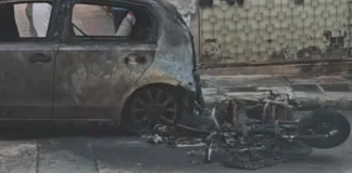 Αυτοκίνητο κάηκε ολοσχερώς από φωτιά που ξέσπασε σε ηλεκτρικό σκούτερ