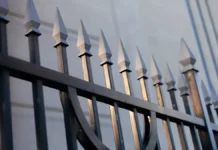 Έπεσε από ύψος και καρφώθηκε σε κάγκελα