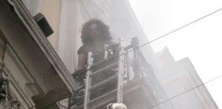 Η Μαρία Καραγιάννη η γυναίκα στο μπαλκόνι της Marfin θυμάται τις εφιαλτικές στιγμές: «Τους εκλιπαρούσαμε να μη μας κάψουν»