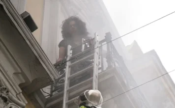 Η Μαρία Καραγιάννη η γυναίκα στο μπαλκόνι της Marfin θυμάται τις εφιαλτικές στιγμές: «Τους εκλιπαρούσαμε να μη μας κάψουν»