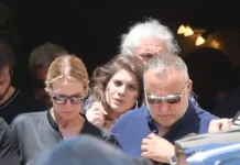 Ο συγκινητικός επικήδειος του γιου του Λορέντζο Καριέρε – «Μου είχες υποσχεθεί ότι θα κακομάθεις τα εγγόνια σου»