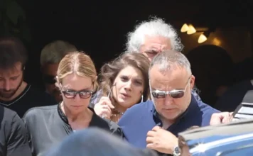 Ο συγκινητικός επικήδειος του γιου του Λορέντζο Καριέρε – «Μου είχες υποσχεθεί ότι θα κακομάθεις τα εγγόνια σου»