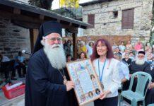 Το λεύκωμα για τον Ιερό Ναό Αγίου Νικολάου Χορευτού Πηλίου στον Μητροπολίτη Δημητριάδος