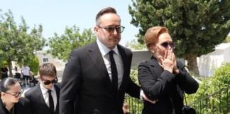 Συγκλονισμένοι η σύζυγος και ο γιος του Βασίλη Λεβέντη στο τελευταίο αντίο στον πρόεδρο της Ένωσης Κεντρώων