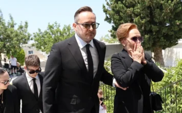Συγκλονισμένοι η σύζυγος και ο γιος του Βασίλη Λεβέντη στο τελευταίο αντίο στον πρόεδρο της Ένωσης Κεντρώων