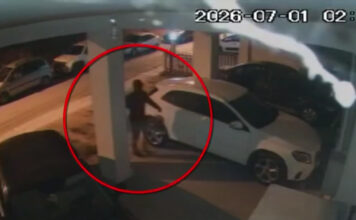 H στιγμή που ο δράστης αφήνει τον εμπρηστικό μηχανισμό στο σπίτι του Σάββα Αναστασιάδη και η έκρηξη (βίντεο)