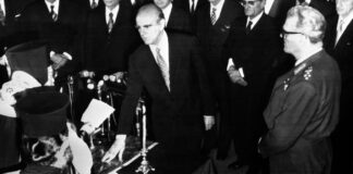 24 Ιουλίου 1974: Η μέρα που επέστρεψε η δημοκρατία στην Ελλάδα (βίντεο)