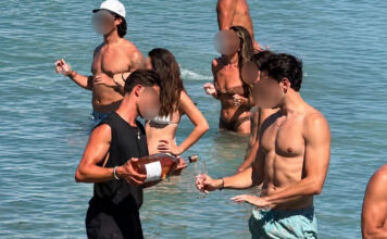 Η στιγμή που σερβιτόρος βουτάει στη θάλασσα για να σερβίρει τους πελάτες κρασί!