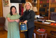 Το ευχαριστώ του Πολιτιστικού Συλλόγου Μαράθου στην Αντιπεριφερειάρχη για τη δωρεά απινιδωτή