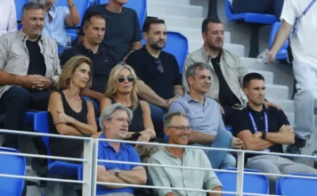 Ο Κωνσταντίνος Μητσοτάκης μαζί με τον Κυριάκο Μητσοτάκη και την Μαρέβα Γκραμπόφσκι στο πλευρό της Σάκκαρη (βίντεο)