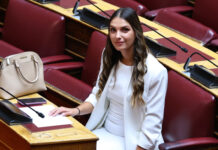 Ορκίστηκε βουλευτής του ΣΥΡΙΖΑ και ανεξαρτητοποιήθηκε αμέσως η Μυρτώ Κοροβέση