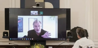 Ο Κυριάκος Μητσοτάκης συνεχάρη τον Κρίστοφερ Νόλαν για την επιτυχία της «Οδύσσειας»