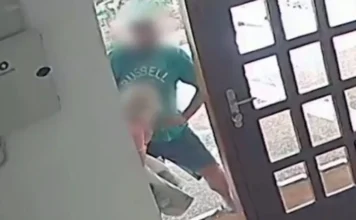 Επιτέθηκε σε γυναίκα στην είσοδο του σπιτιού της – Προσπάθησε να της αρπάξει την τσάντα (βίντεο)