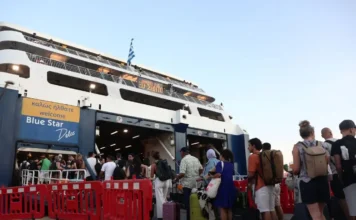 Γεμάτα αναχωρούν τα πλοία με τους αδειούχους του Ιουλίου