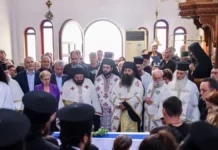 Σπαραγμός στην κηδεία του 25χρονου ήρωα πυροσβέστη που πέθανε στη φωτιά του Ρεθύμνου (φωτογραφίες)