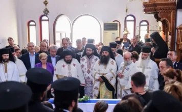 Σπαραγμός στην κηδεία του 25χρονου ήρωα πυροσβέστη που πέθανε στη φωτιά του Ρεθύμνου (φωτογραφίες)