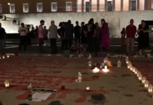 Μάτι και Τέμπη «συναντήθηκαν» στο Σύνταγμα: Συγγενείς και επιζώντες κρατήθηκαν αγκαλιά και εκφώνησαν τα ονόματα των θυμάτων