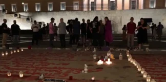 Μάτι και Τέμπη «συναντήθηκαν» στο Σύνταγμα: Συγγενείς και επιζώντες κρατήθηκαν αγκαλιά και εκφώνησαν τα ονόματα των θυμάτων