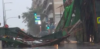 Κατέρρευσε σκαλωσιά πολυκατοικίας στον Πειραιά από το μπουρίνι (φωτογραφίες)