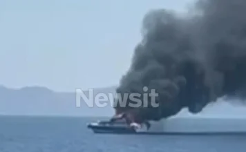 Φωτιά και πυκνοί καπνοί σε ταχύπλοο με 4 επιβαίνοντες στα ανοιχτά της Βουλιαγμένης