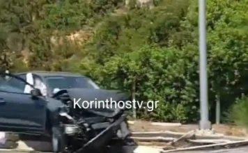 Έσπασε τις μπάρες, πέρασε στο αντίθετο ρεύμα και καρφώθηκε σε αυτοκίνητο – 3 τραυματίες