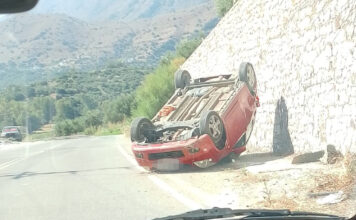 Τροχαίο με τουμπαρισμένο όχημα (φωτογραφίες)