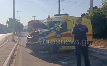 Τούμπαρε ασθενοφόρο του ΕΚΑΒ-Νεκρός ένας άνδρας – Τραυματίστηκαν οι διασώστες