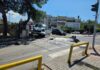 Φορτηγό έχασε τα φρένα του και καρφώθηκε σε βανάκι που προσέκρουσε σε φανάρι