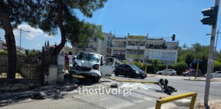 Φορτηγό έχασε τα φρένα του και καρφώθηκε σε βανάκι που προσέκρουσε σε φανάρι