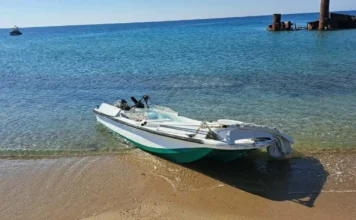 Άκαρπες οι έρευνες για τον εντοπισμό του 69χρονου – Βρέθηκε η βάρκα του που ανετράπη