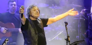 Ο Βασίλης Παπακωνσταντίνου ζήτησε να σβήσουν τα καπνογόνα σε συναυλία του- «Δύο άνθρωποι κάηκαν δίπλα μας»