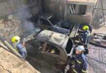 Δύο σταθμευμένα ΙΧ τυλίχθηκαν στις φλόγες (φωτογραφίες)