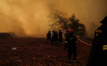Σε Άγιο Νεκτάριο και πάνω από τα Μέγαρα τα μεγάλα μέτωπα της φωτιάς – Μπαράζ εκκενώσεων