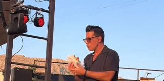 O Θοδωρής Φέρρης σταμάτησε τη συναυλία για να φάει burger επί σκηνής (βίντεο)