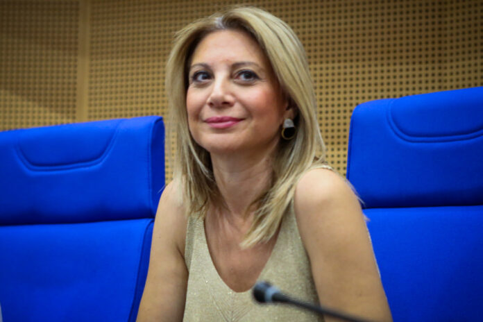 Η ΠΡΟΕΔΡΟΣ ΤΟΥ ΚΙΝΗΜΑΤΟΣ ΕΛΠΙΔΑ ΓΙΑ ΤΗΝ ΔΗΜΟΚΡΑΤΙΑ ΜΑΡΙΑ ΚΑΡΥΣΤΙΑΝΟΥ ΣΕ ΕΚΔΗΛΩΣΗ ΤΟΥ ΚΙΝΗΜΑΤΟΣ ΣΤΗΝ ΛΑΡΙΣΑ (ΛΕΩΝΙΔΑΣ ΤΖΕΚΑΣ/EUROKINISSI)