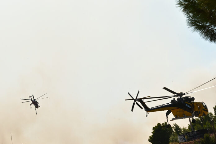 ΣΥΓΚΡΟΥΣΗ ΔΥΟ ΠΥΡΟΣΒΕΣΤΙΚΩΝ ΕΛΙΚΟΠΤΕΡΩΝ ΠΟΥ ΕΠΙΧΕΙΡΟΥΣΑΝ ΣΤΗΝ ΦΩΤΙΑ ΣΤΗΝ ΠΕΡΙΟΧΗ ΤΗΣ ΨΑΘΑΣ (ΜΠΟΛΑΡΗ ΤΑΤΙΑΝΑ/EUROKINISSI)