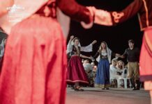 Λαοθάλασσα στη Συκή- Ο λυράρης -φαινόμενο της Κρήτης Γρηγόρης Σαμόλης ξεσήκωσε κατοίκους και επισκέπτες (φωτογραφίες)
