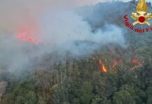 Ιταλία: Μεγάλη πυρκαγιά σε βουνό στα περίχωρα του Κόμο – Εκκενώσεις κτηρίων
