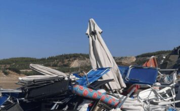 Χαλκιδική: «Ξήλωσαν» 100 ομπρέλες και ξαπλώστρες που κλείδωναν κάτοικοι σε παραλίες