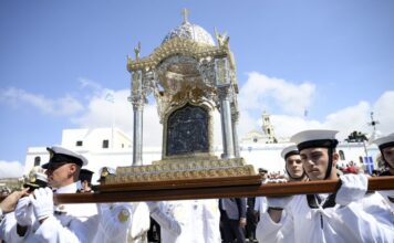 Τήνος: Κορυφώνονται οι εορτασμοί για την Παναγία – Χιλιάδες προσκυνητές στο νησί της Μεγαλόχαρης