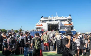 Κορυφώνεται η έξοδος των αδειούχων: Το αδιαχώρητο σε λιμάνια και ΚΤΕΛ