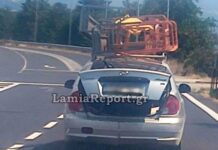Αυτοκίνητο βγήκε φορτωμένο σχολικά θρανία στον παράδρομο της εθνικής οδού (βίντεο)