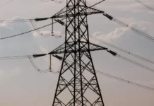 ΔΕΔΔΗΕ: Τι απαντά για το «γηρασμένο» δίκτυο και τις πυρκαγιές
