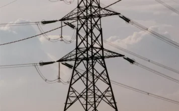 ΔΕΔΔΗΕ: Τι απαντά για το «γηρασμένο» δίκτυο και τις πυρκαγιές