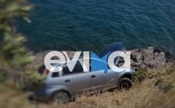 Αυτοκίνητο έπεσε στα βράχια μια ανάσα από τη θάλασσα