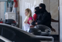Στην Εισαγγελία από τη ΓΑΔΑ οδηγείται η 46χρονη που κατηγορείται για την επίθεση στη Marfin