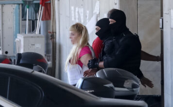 Στην Εισαγγελία από τη ΓΑΔΑ οδηγείται η 46χρονη που κατηγορείται για την επίθεση στη Marfin
